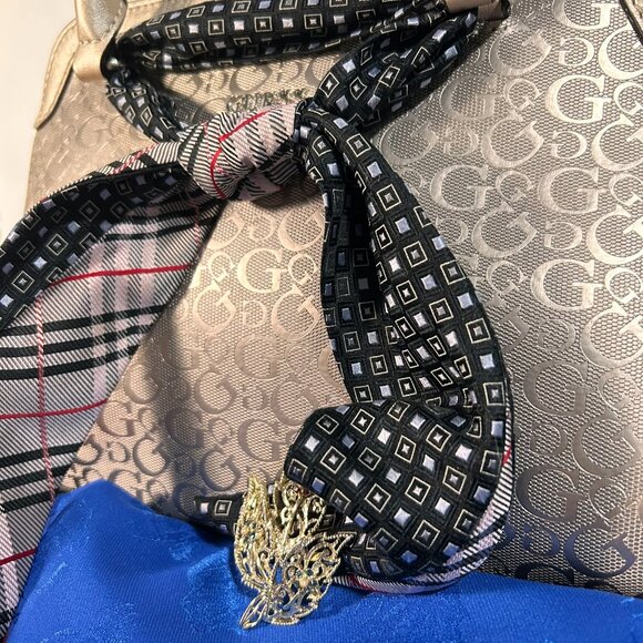 ✨ Y2K Guess Metallic Champaign Satchel – Custom Styled for That It-Girl Look ✨ - Picture 9 of 10
